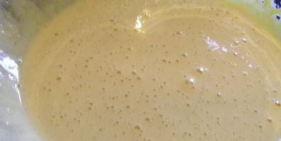 сливочное мороженое с клубникой, белым шоколадом и апельсиновым ликером куантро