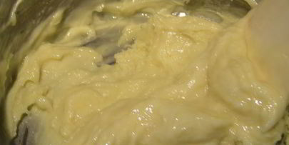 сливочное мороженое с клубникой, белым шоколадом и апельсиновым ликером куантро