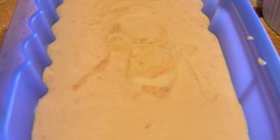 сливочное мороженое с клубникой, белым шоколадом и апельсиновым ликером куантро