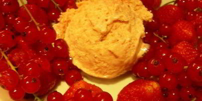 сливочное мороженое с клубникой, белым шоколадом и апельсиновым ликером куантро