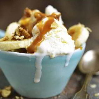 Ванильное мороженое с соусом