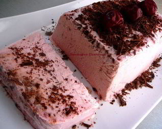 Вишневое мороженое с шоколадной стружкой