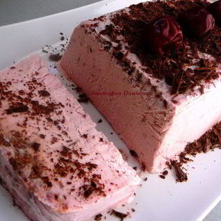 Вишневое мороженое с шоколадной стружкой