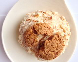 Взбитое сливочное мороженое с миндальной крошкой