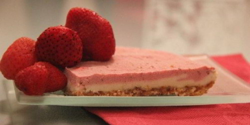 Рецепт ореховый десерт с кокосовым молоком и сладкой клубникой