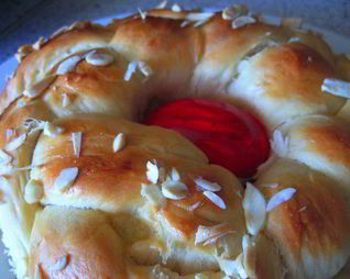 Греческий пасхальный хлеб