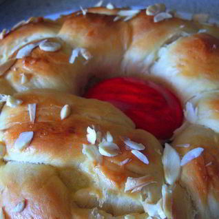 Греческий пасхальный хлеб