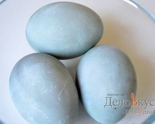 Красим пасхальные яйца в серо-голубой цвет в соке краснокочанной капусты