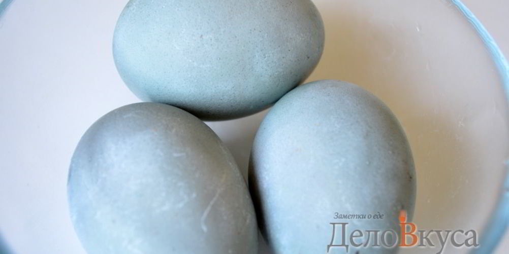 Рецепт красим пасхальные яйца в серо-голубой цвет в соке краснокочанной капусты