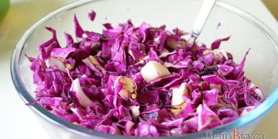 красим пасхальные яйца в серо-голубой цвет в соке краснокочанной капусты