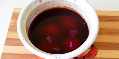 красим пасхальные яйца в серо-голубой цвет в соке краснокочанной капусты