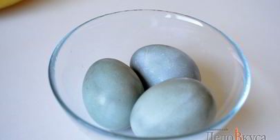 красим пасхальные яйца в серо-голубой цвет в соке краснокочанной капусты