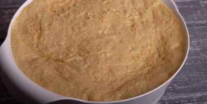 кулич с изюмом, цукатами и вяленой клюквой