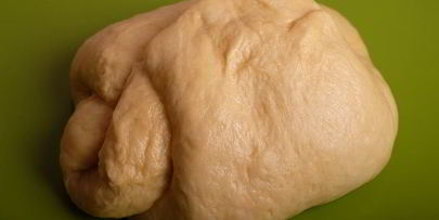 кулич с изюмом, цукатами и вяленой клюквой