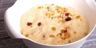 кулич с изюмом, цукатами и вяленой клюквой