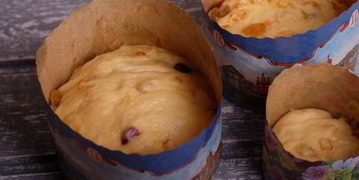 кулич с изюмом, цукатами и вяленой клюквой