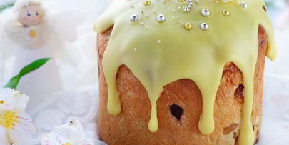 кулич с изюмом, цукатами и вяленой клюквой