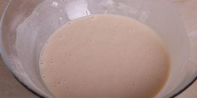 кулич с изюмом, цукатами и вяленой клюквой