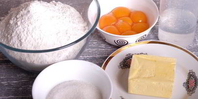 кулич с изюмом, цукатами и вяленой клюквой