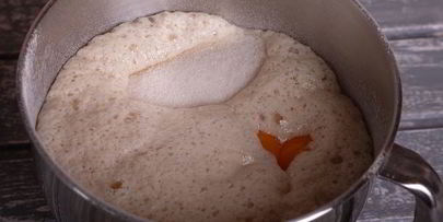 кулич с изюмом, цукатами и вяленой клюквой