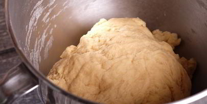 кулич с изюмом, цукатами и вяленой клюквой