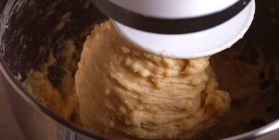 кулич с изюмом, цукатами и вяленой клюквой