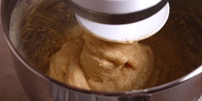 кулич с изюмом, цукатами и вяленой клюквой