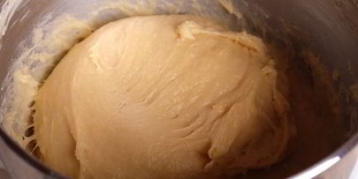 кулич с изюмом, цукатами и вяленой клюквой