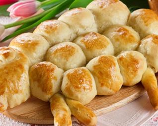 Пасхальная выпечка Барашек с изюмом