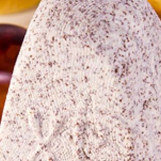 Пасхальные куличи, творожная пасха с тертым шоколадом и крашеные яйца