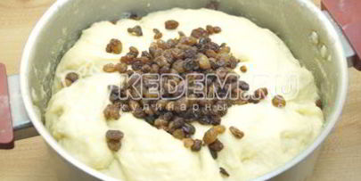 вкусный пасхальный кулич с изюмом