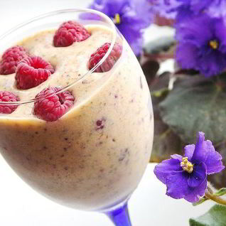 Персиковый десерт с мятой и малиной