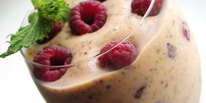 персиковый десерт с мятой и малиной