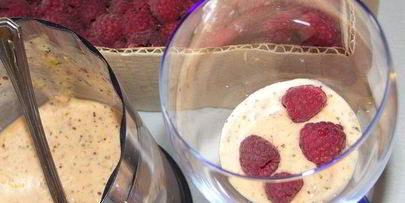 персиковый десерт с мятой и малиной