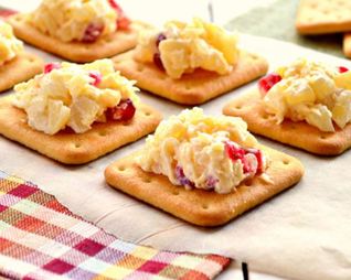 Пикантный десерт с ананасами и сыром