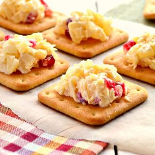 Пикантный десерт с ананасами и сыром