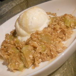 Ревеневый крамбл с мороженым