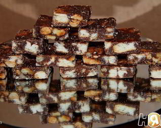 Шоколадный ирис с орехами и печеньем