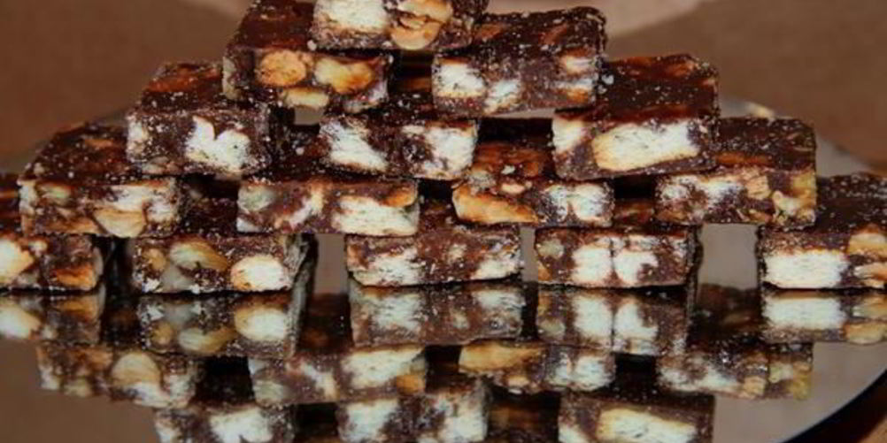 Рецепт шоколадный ирис с орехами и печеньем