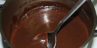 шоколадный ирис с орехами и печеньем