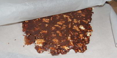 шоколадный ирис с орехами и печеньем