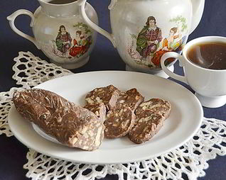 Сладкая колбаска из печенья и какао