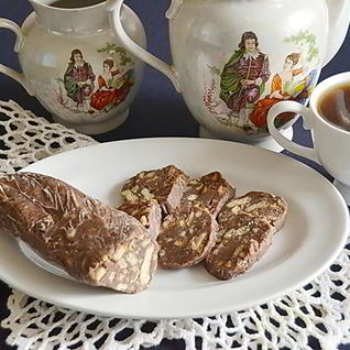 Сладкая колбаска из печенья и какао