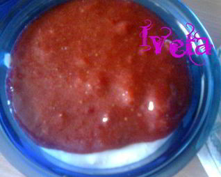 Творожное желе с клубничным соусом