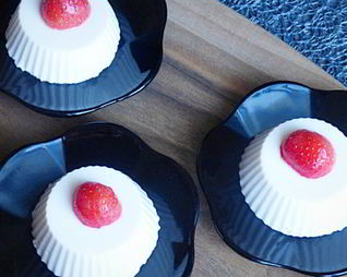 Творожный малиновый десерт