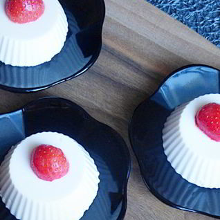 Творожный малиновый десерт