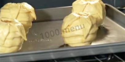 яблоки запеченные в слоеном тесте в духовке