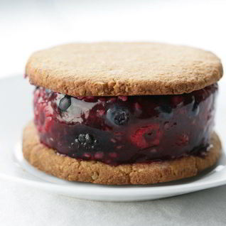 Ягодное желе с кокосовыми крекерами