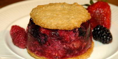 ягодное желе с кокосовыми крекерами