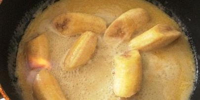 жареные бананы с ромом и орехами